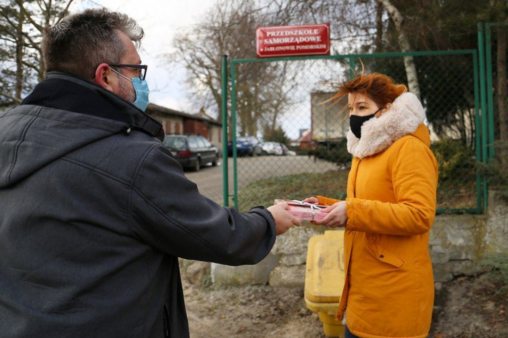 Jak lokalne władze świętowały pandemiczny Dzień Kobiet. Oryginalnością popisał się burmistrz Jabłonowa [ZDJĘCIA]