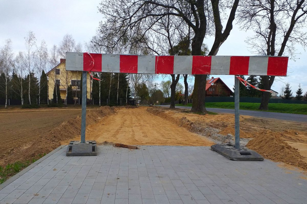 Powstaje nowy odcinek ścieżki pieszo-rowerowej. Z Brodnicy dojedziemy do samego lasu [ZDJĘCIA]