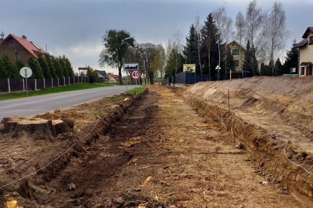 Powstaje nowy odcinek ścieżki pieszo-rowerowej. Z Brodnicy dojedziemy do samego lasu [ZDJĘCIA]