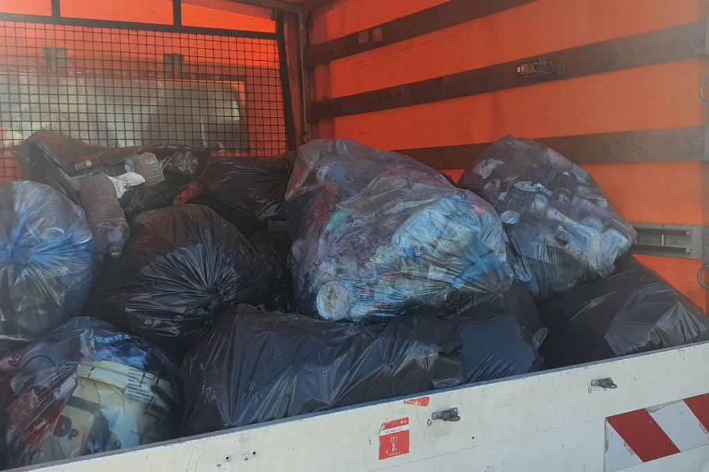 W ciągu kilku godzin uzbierali 22 duże worki śmieci. I zbierali tylko przy samej drodze