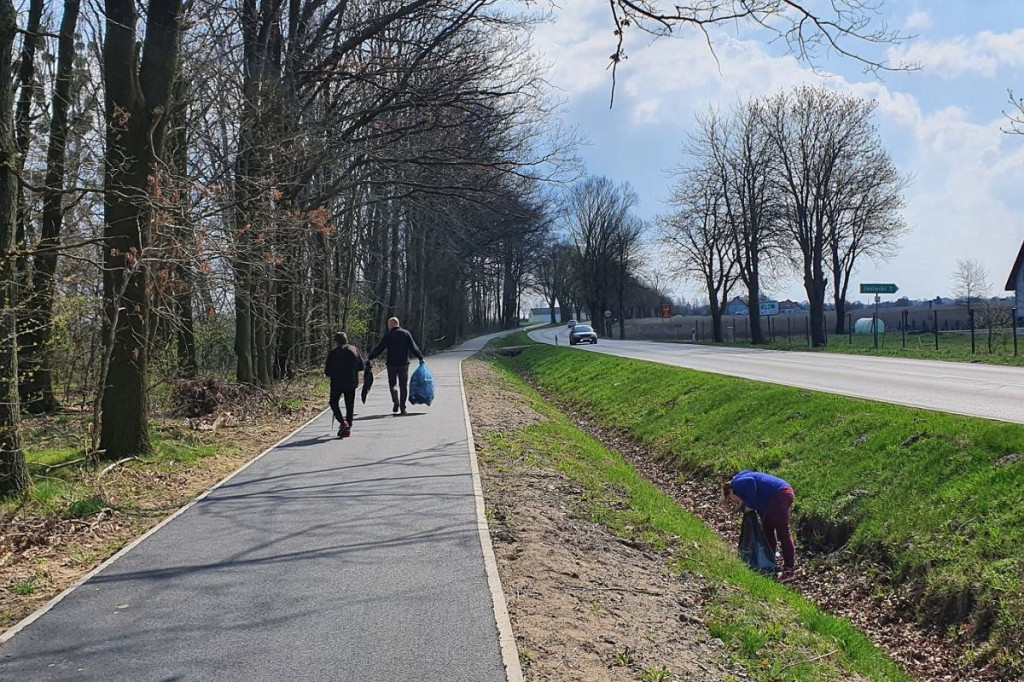 W ciągu kilku godzin uzbierali 22 duże worki śmieci. I zbierali tylko przy samej drodze