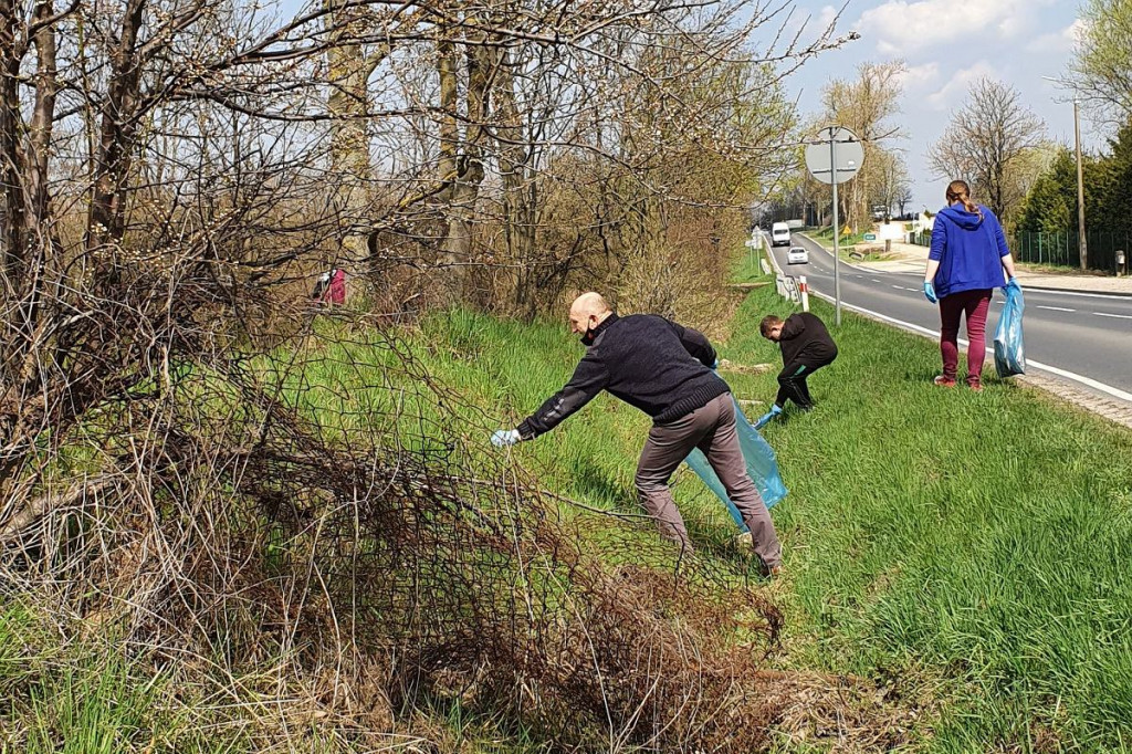 W ciągu kilku godzin uzbierali 22 duże worki śmieci. I zbierali tylko przy samej drodze