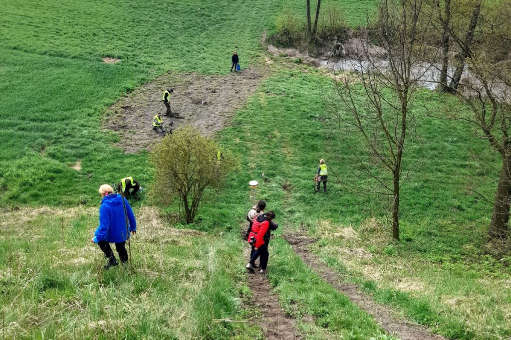 Tajemnicza góra obok jeziora i pól uprawnych. W poszukiwaniu zaginionego skarbu