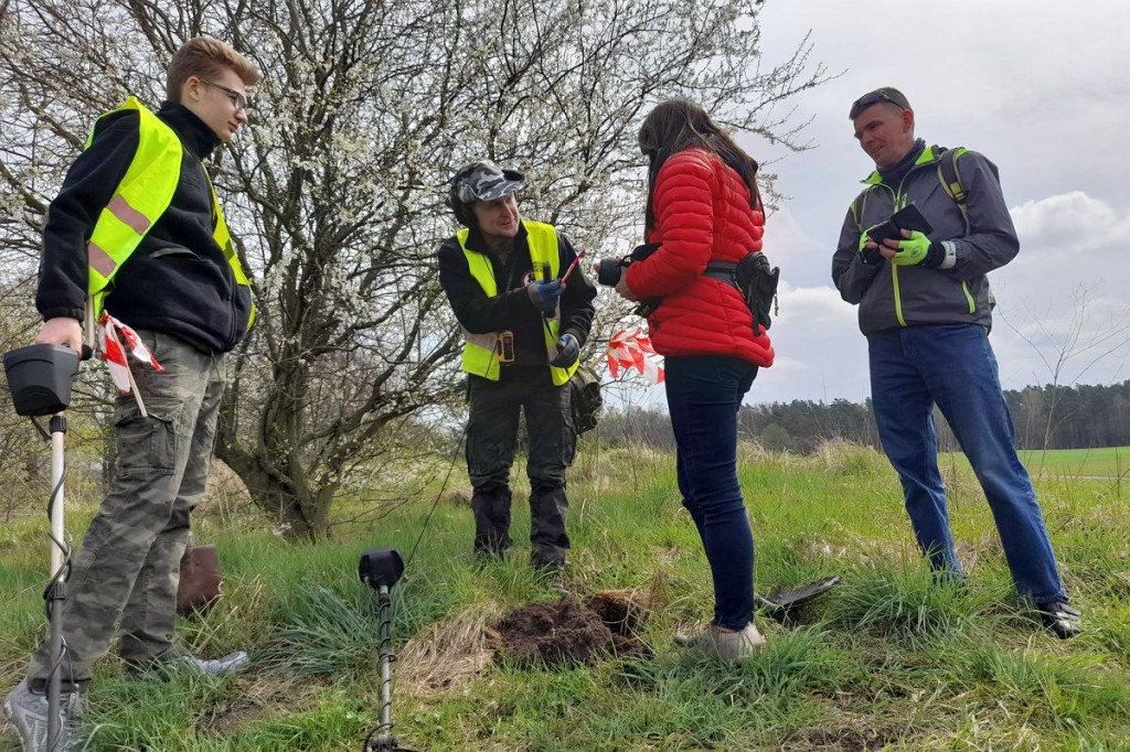 Tajemnicza góra obok jeziora i pól uprawnych. W poszukiwaniu zaginionego skarbu