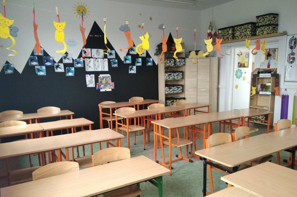 Brodnica. Rodzice remontują sale lekcyjne i kupują do nich meble. Dyrektorka szkoły jest zachwycona