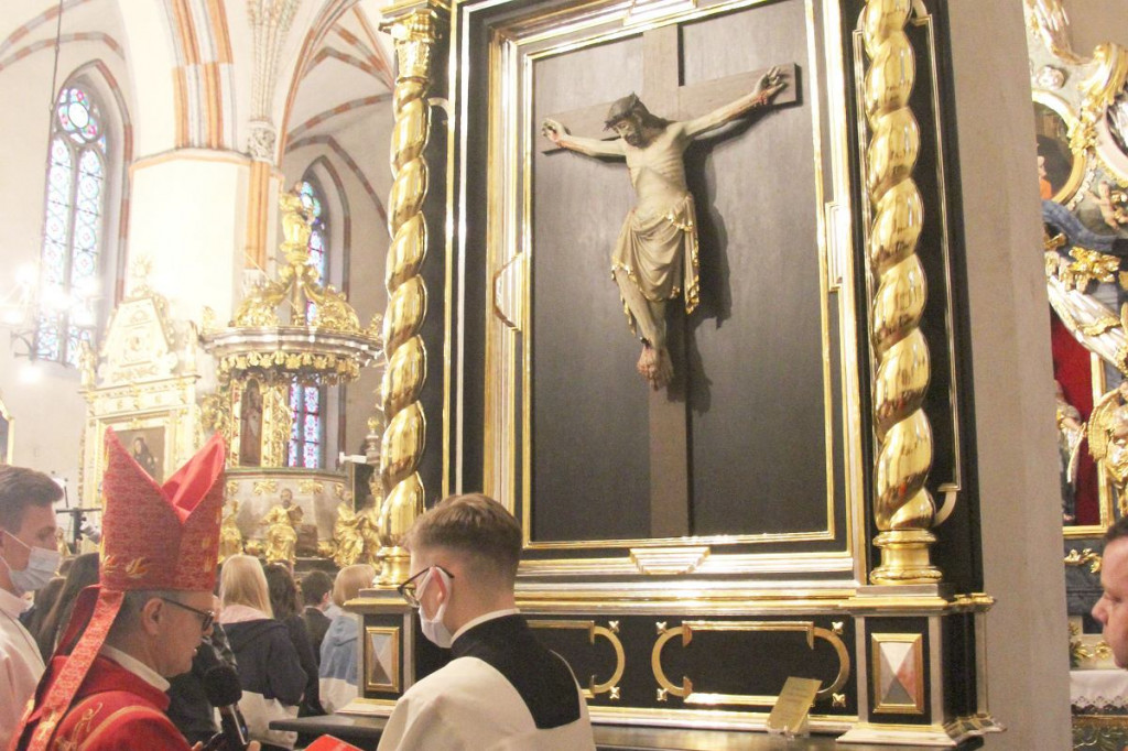 Brodnica. Zabytkowy XIV-wieczny krzyż wrócił do fary. To zasługa ofiarności parafian