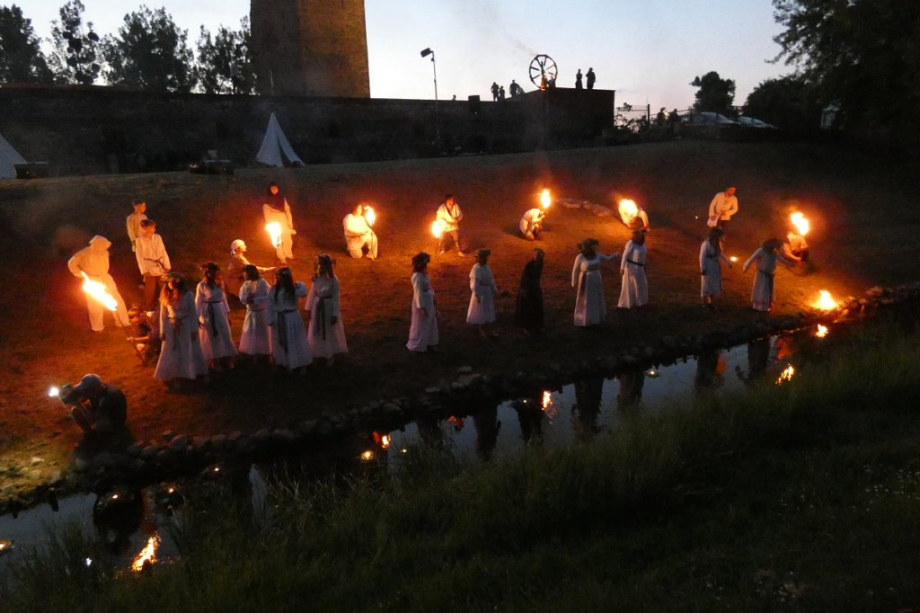 Brodnica powitała lato. W sobotnią noc wielkie widowisko w ruinach zamku [DUŻO ZDJĘĆ]