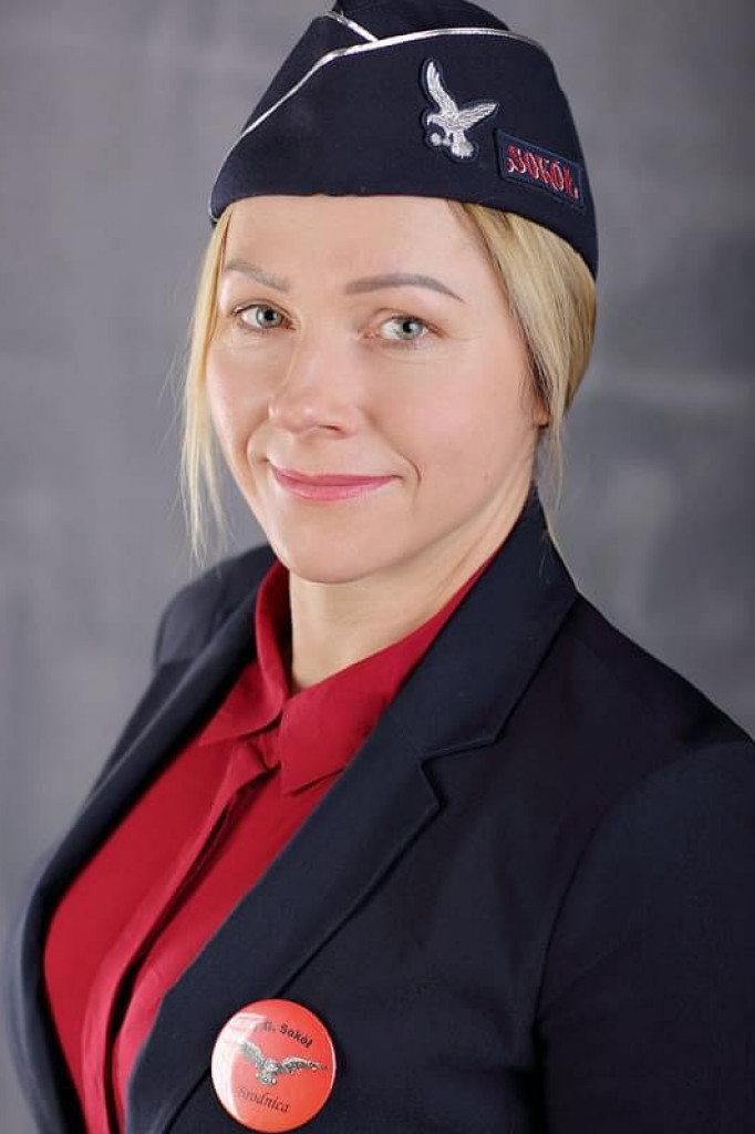 Szpagat w mundurze, salta i skoki z flagą narodową, czyli patriotyczna gimnastyka