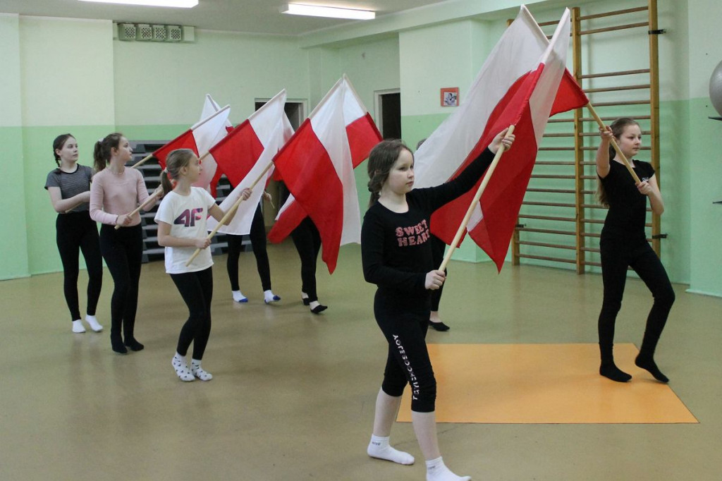 Szpagat w mundurze, salta i skoki z flagą narodową, czyli patriotyczna gimnastyka