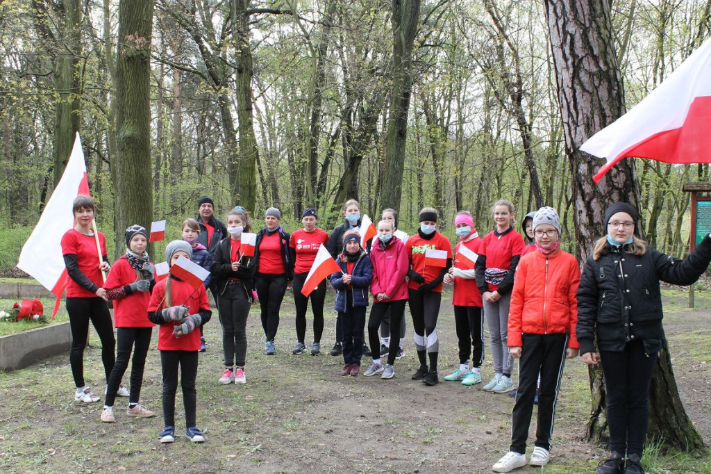 Szpagat w mundurze, salta i skoki z flagą narodową, czyli patriotyczna gimnastyka