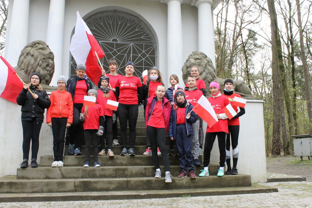 Szpagat w mundurze, salta i skoki z flagą narodową, czyli patriotyczna gimnastyka