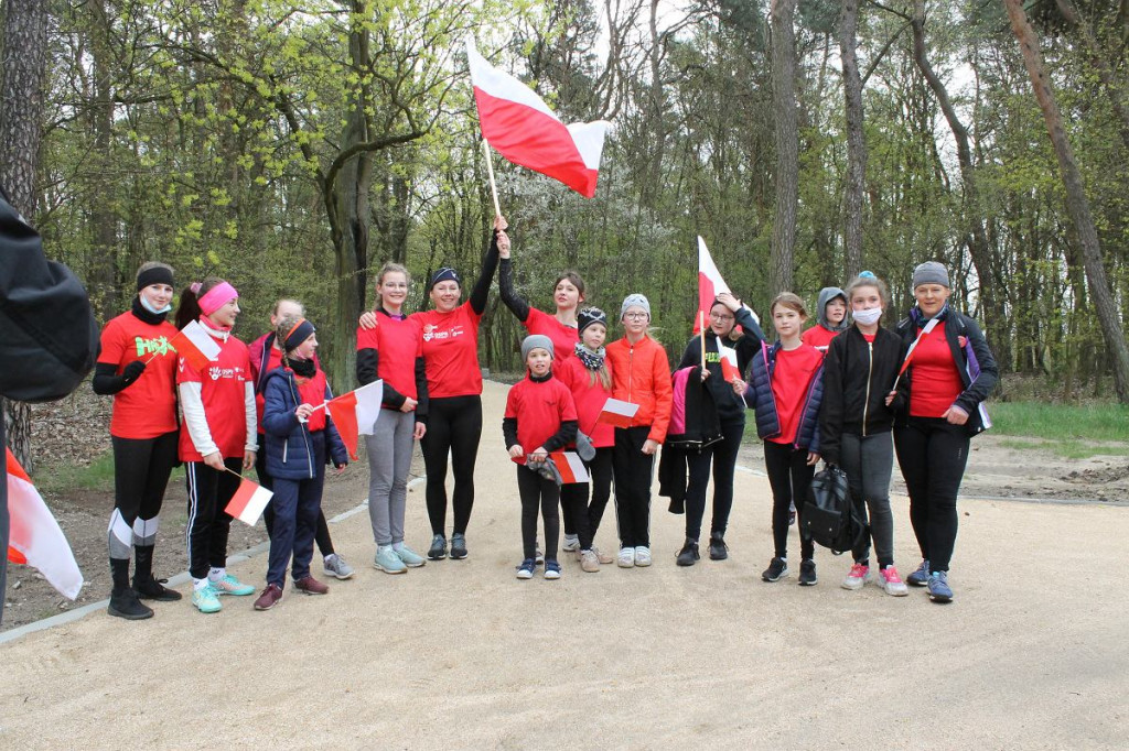 Szpagat w mundurze, salta i skoki z flagą narodową, czyli patriotyczna gimnastyka