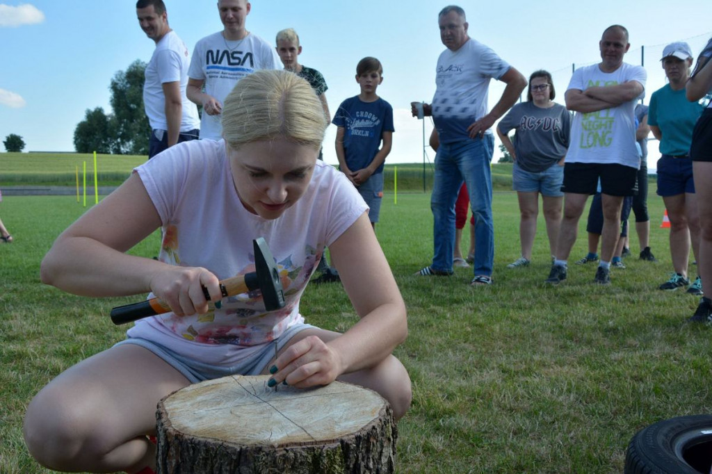 Rzut gumofilcem, slalom z jajami, skoki w worku, jazda na taczce. Sołtysiada w Zbicznie [ZDJĘCIA]