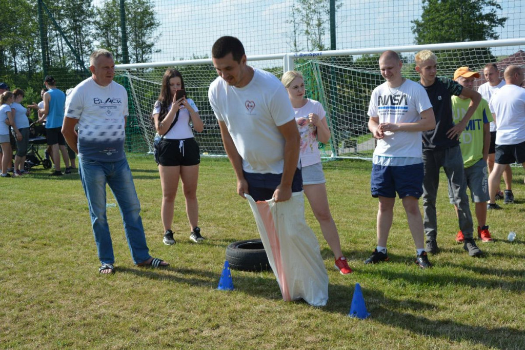 Rzut gumofilcem, slalom z jajami, skoki w worku, jazda na taczce. Sołtysiada w Zbicznie [ZDJĘCIA]