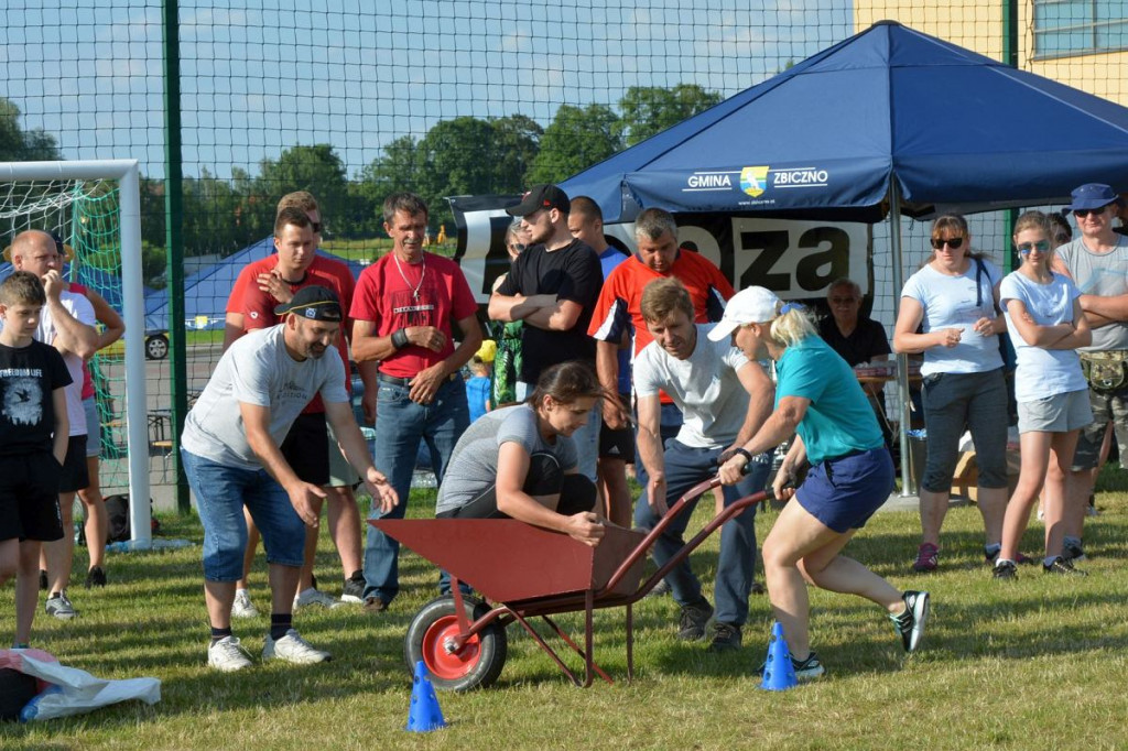 Rzut gumofilcem, slalom z jajami, skoki w worku, jazda na taczce. Sołtysiada w Zbicznie [ZDJĘCIA]