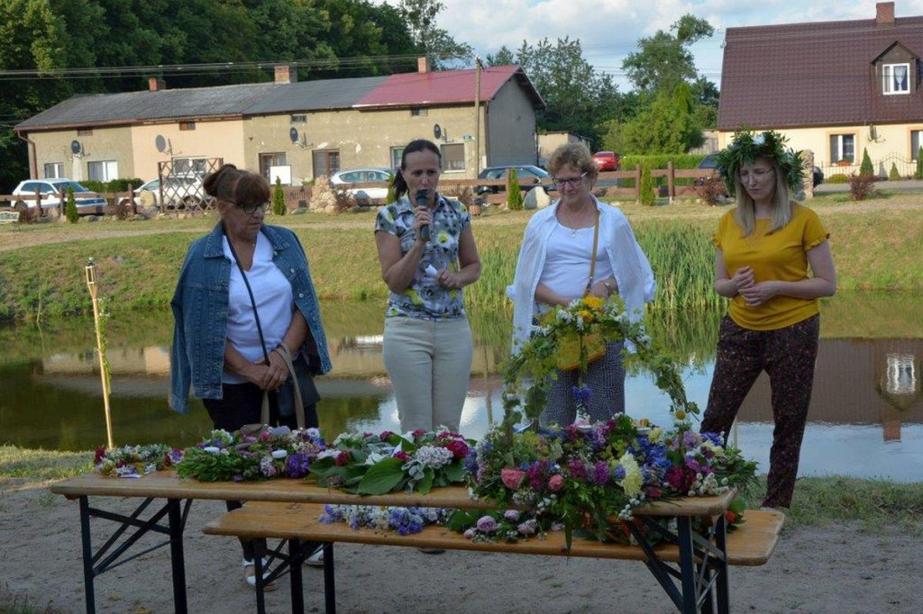 Nad stawem z wiankami. Festyn w Najmowie [ZDJĘCIA]