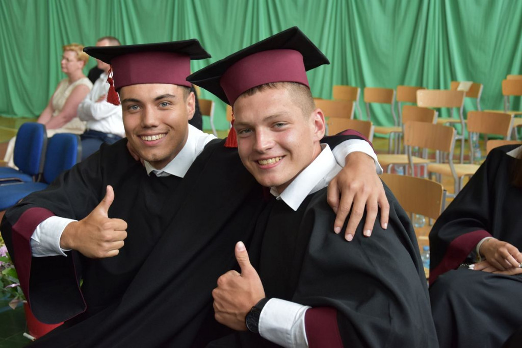 Różyczkowanie w III LO w Brodnicy. Pożegnano 80 absolwentów i dyrektora [ZDJĘCIA]