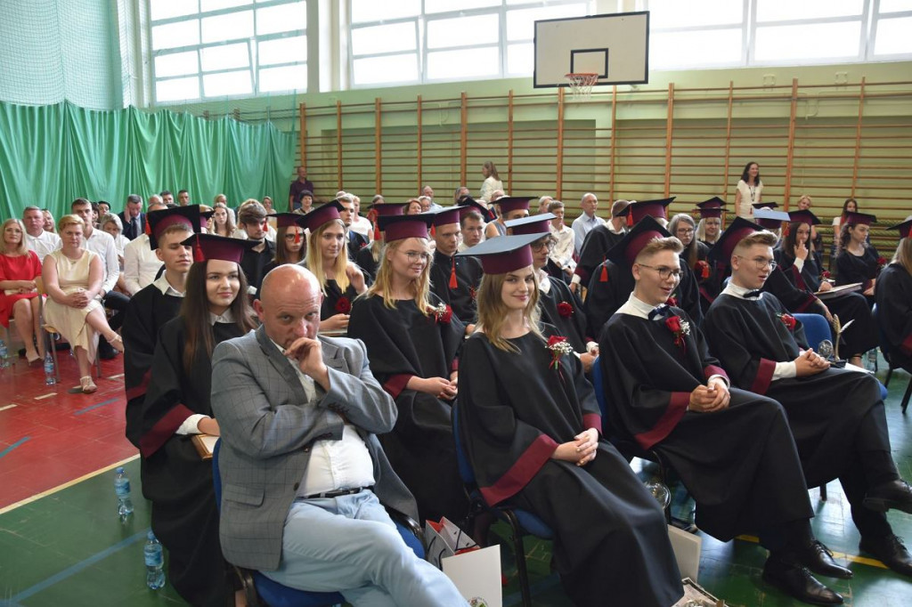 Różyczkowanie w III LO w Brodnicy. Pożegnano 80 absolwentów i dyrektora [ZDJĘCIA]