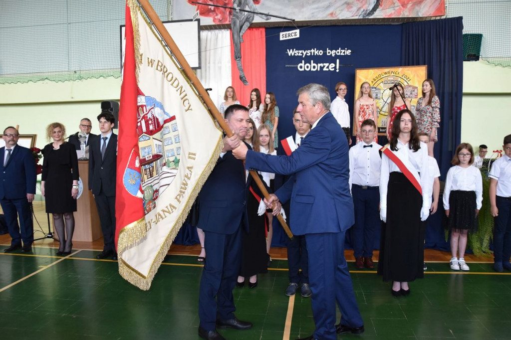 Różyczkowanie w III LO w Brodnicy. Pożegnano 80 absolwentów i dyrektora [ZDJĘCIA]