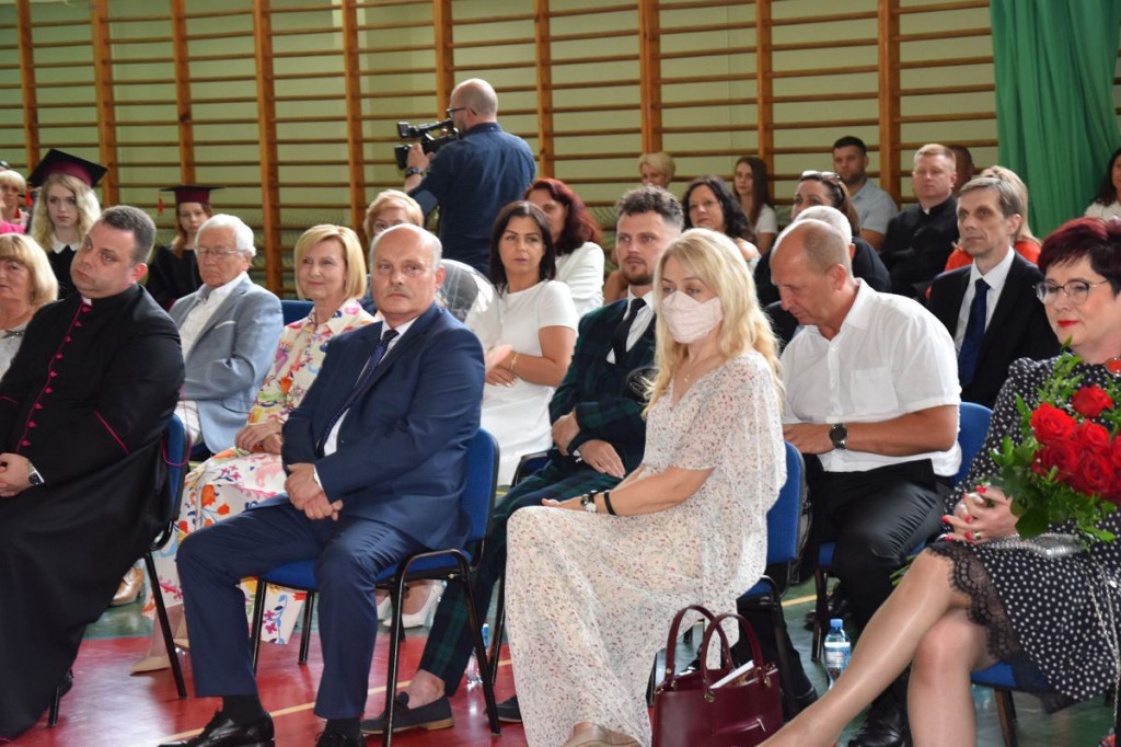Różyczkowanie w III LO w Brodnicy. Pożegnano 80 absolwentów i dyrektora [ZDJĘCIA]
