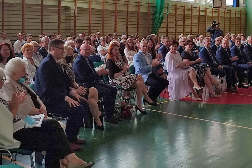 Brodnica. Pożegnali Tomasza Wysockiego, który był dyrektorem szkoły przez 30 lat [ZDJĘCIA]