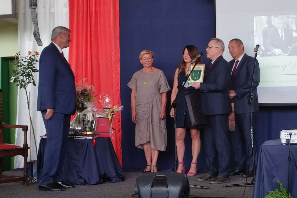 Brodnica. Pożegnali Tomasza Wysockiego, który był dyrektorem szkoły przez 30 lat [ZDJĘCIA]