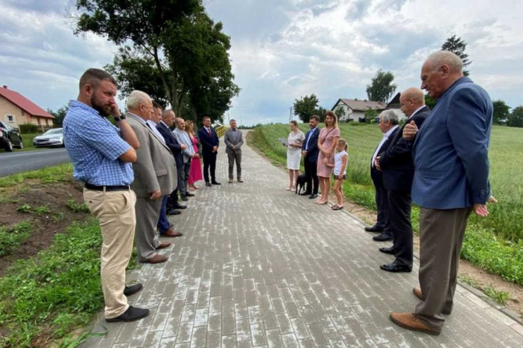 Mamy kolejny kilometr ścieżki pieszo-rowerowej na Pojezierzu Brodnickim