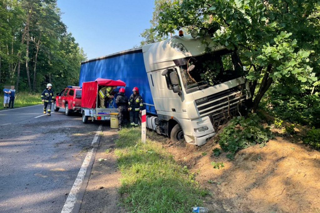 Wypadek na drodze krajowej w Wielkim Głęboczku. Ranna kobieta trafiła do szpitala
