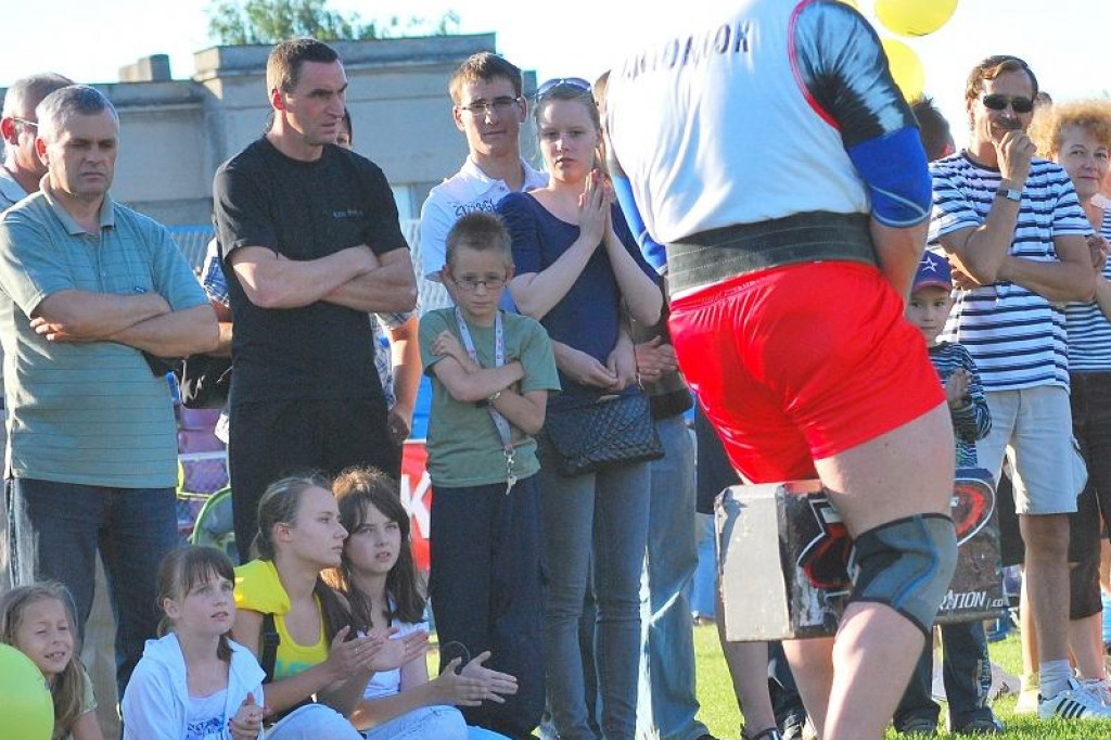 Siłacze na stadionie