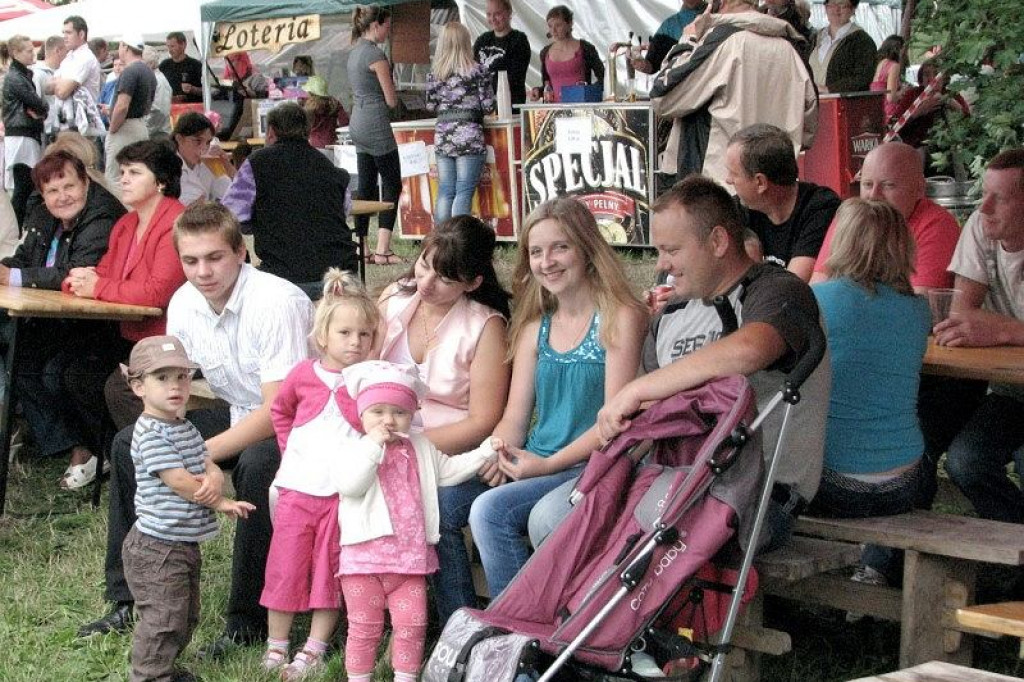 Piknik rodzinny z motocyklami w tle