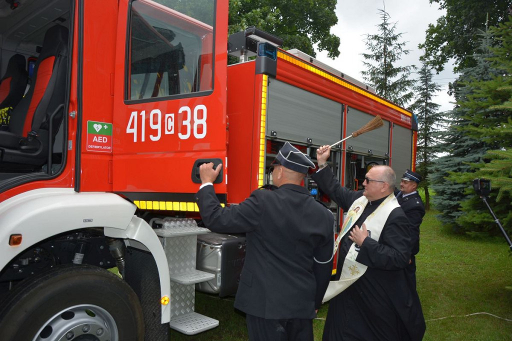 Strażacy w Pokrzydowie dostali fabrycznie nowy wóz bojowy. Auto poświęcił proboszcz parafii [ZDJĘCIA]