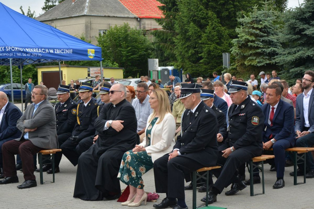 Strażacy w Pokrzydowie dostali fabrycznie nowy wóz bojowy. Auto poświęcił proboszcz parafii [ZDJĘCIA]