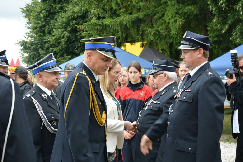 Strażacy w Pokrzydowie dostali fabrycznie nowy wóz bojowy. Auto poświęcił proboszcz parafii [ZDJĘCIA]
