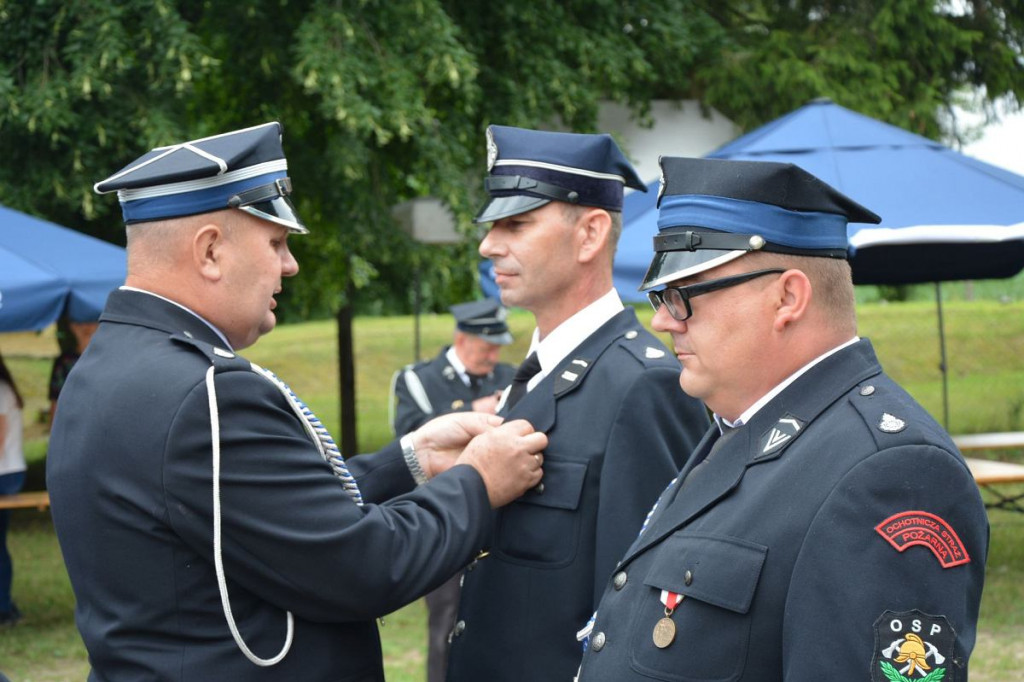 Strażacy w Pokrzydowie dostali fabrycznie nowy wóz bojowy. Auto poświęcił proboszcz parafii [ZDJĘCIA]