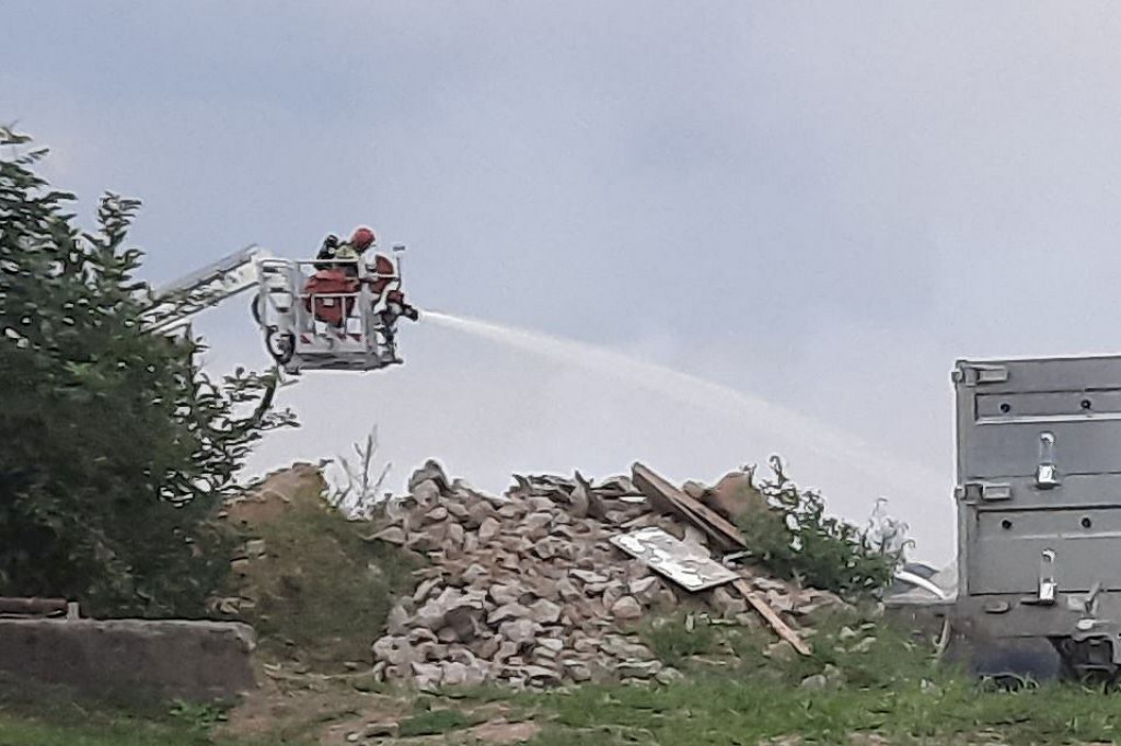 Pożar tartaku w Brzoziu. Trzy hale w ogniu