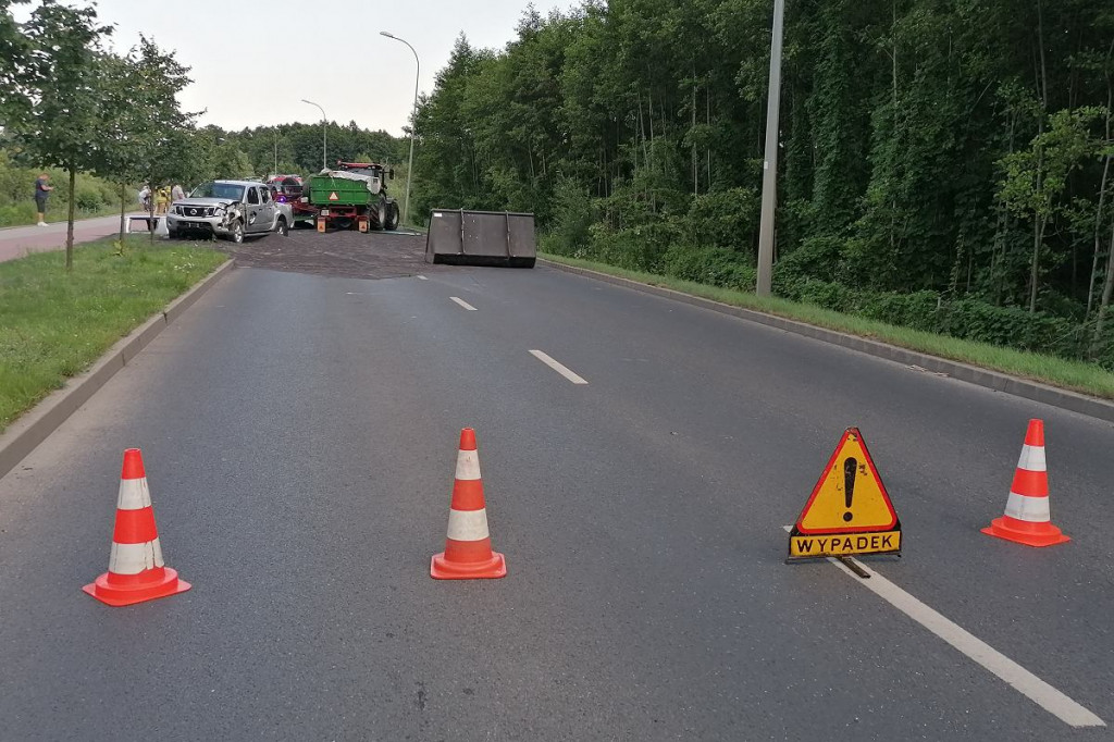 Brodnica. Nietypowy wypadek na Piłsudskiego. Strażacy i policjanci pracowali jak... przy żniwach [ZDJĘCIA]