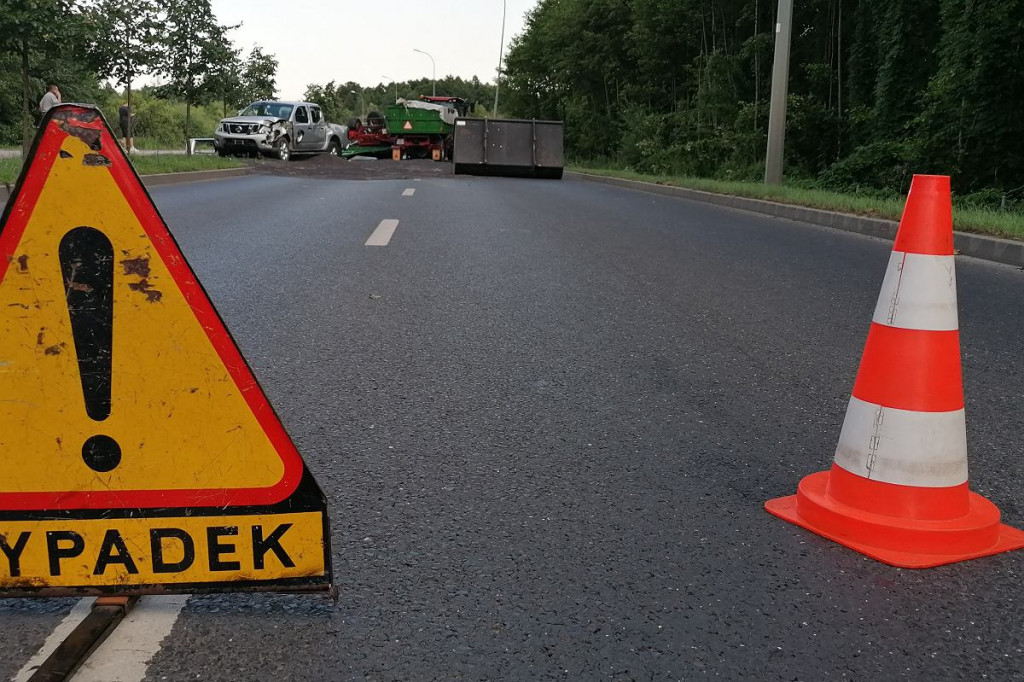 Brodnica. Nietypowy wypadek na Piłsudskiego. Strażacy i policjanci pracowali jak... przy żniwach [ZDJĘCIA]