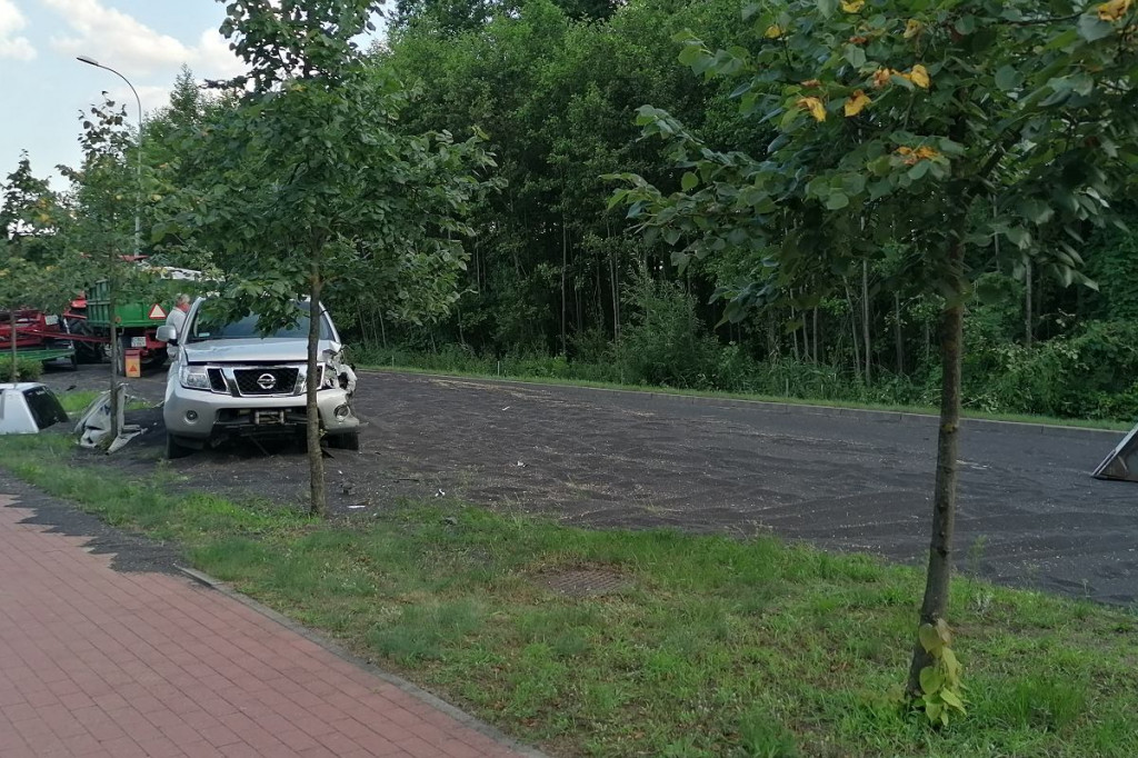 Brodnica. Nietypowy wypadek na Piłsudskiego. Strażacy i policjanci pracowali jak... przy żniwach [ZDJĘCIA]