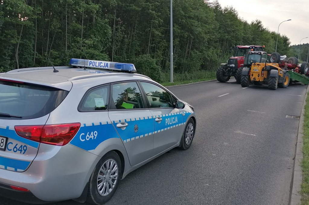 Brodnica. Nietypowy wypadek na Piłsudskiego. Strażacy i policjanci pracowali jak... przy żniwach [ZDJĘCIA]