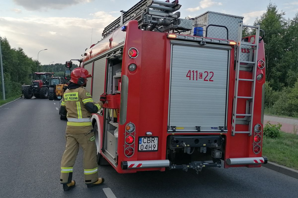 Brodnica. Nietypowy wypadek na Piłsudskiego. Strażacy i policjanci pracowali jak... przy żniwach [ZDJĘCIA]