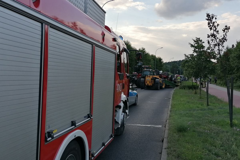 Brodnica. Nietypowy wypadek na Piłsudskiego. Strażacy i policjanci pracowali jak... przy żniwach [ZDJĘCIA]