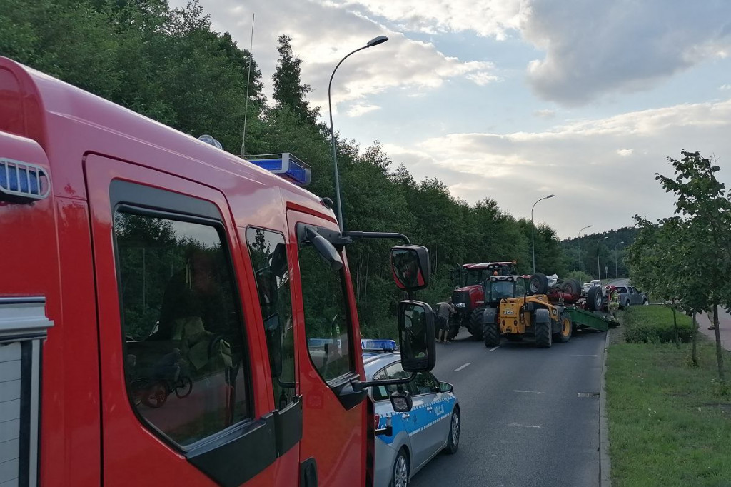 Brodnica. Nietypowy wypadek na Piłsudskiego. Strażacy i policjanci pracowali jak... przy żniwach [ZDJĘCIA]