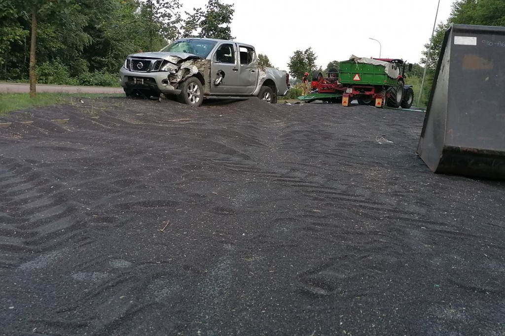Brodnica. Nietypowy wypadek na Piłsudskiego. Strażacy i policjanci pracowali jak... przy żniwach [ZDJĘCIA]