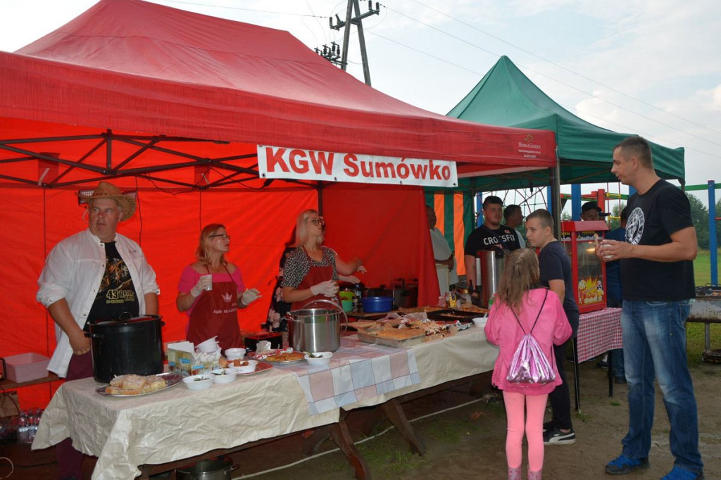 W Sumówku oddali do użytku nową świetlicę wiejską. Z tej okazji był festyn z artystą znanym z telewizji [ZDJĘCIA]