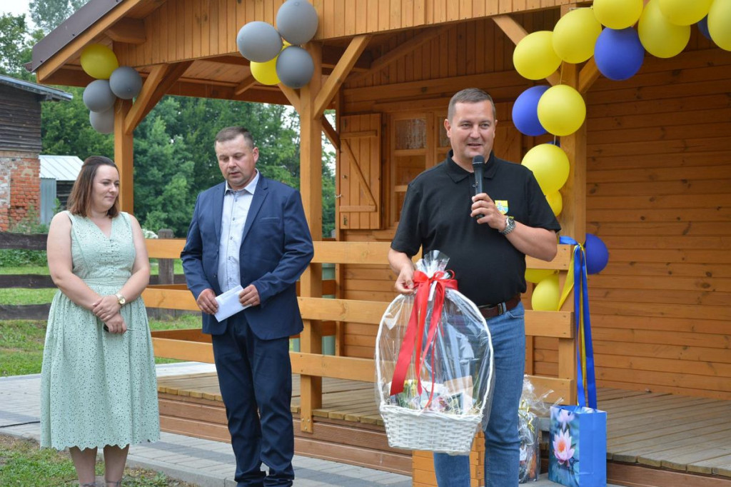 W Sumówku oddali do użytku nową świetlicę wiejską. Z tej okazji był festyn z artystą znanym z telewizji [ZDJĘCIA]