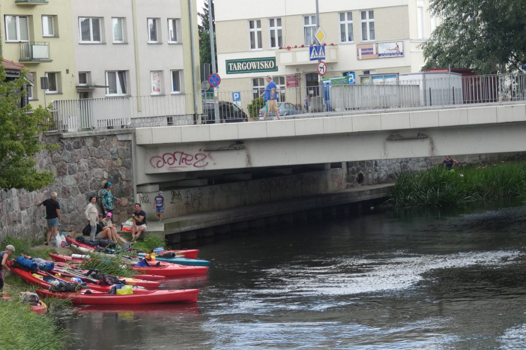 Wakacje 2021. Aż 223 km w kajakach. Uczestnicy międzynarodowego spływu są właśnie w Brodnicy [ZDJĘCIA]