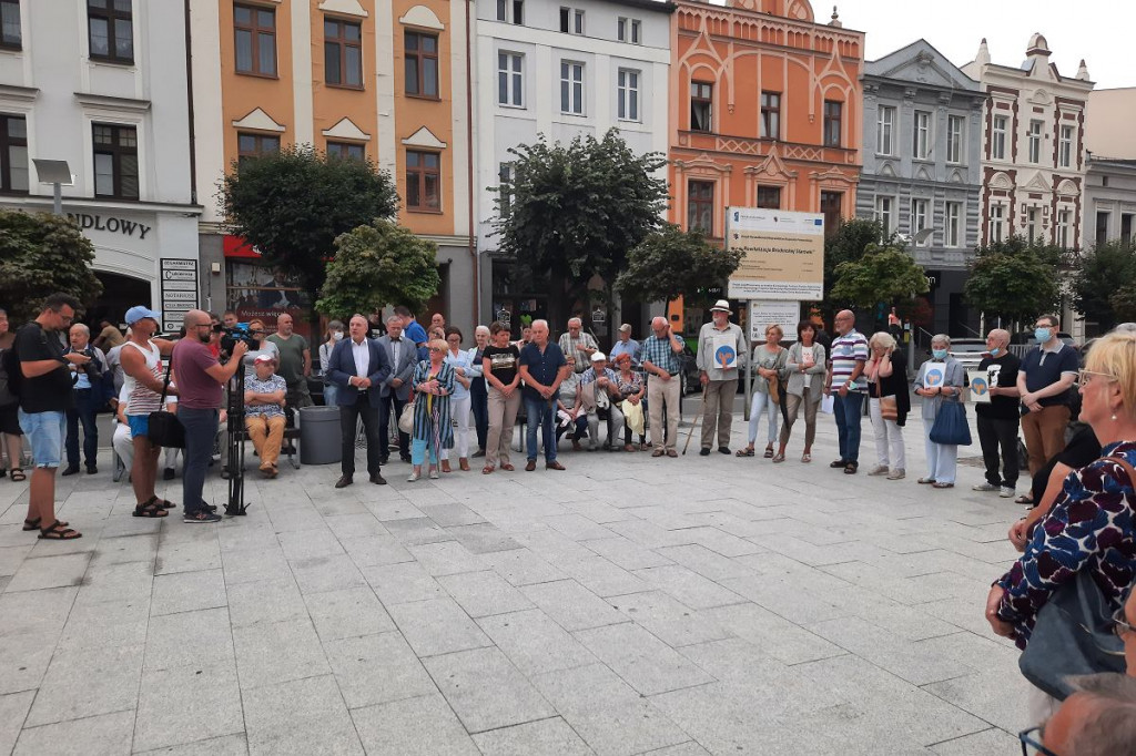 Brodnica. Pikieta na Dużym Rynku w obronie TVN [ZDJĘCIA]