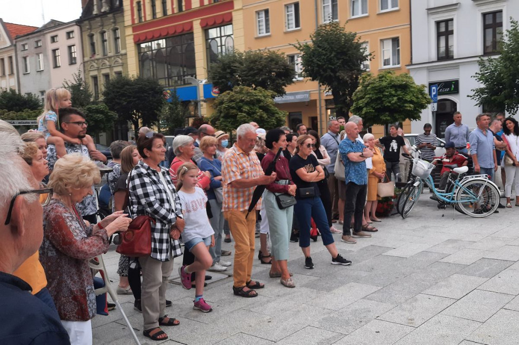 Brodnica. Pikieta na Dużym Rynku w obronie TVN [ZDJĘCIA]