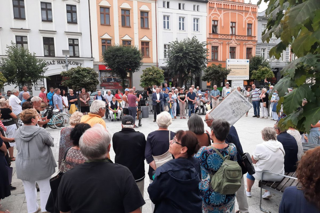 Brodnica. Pikieta na Dużym Rynku w obronie TVN [ZDJĘCIA]