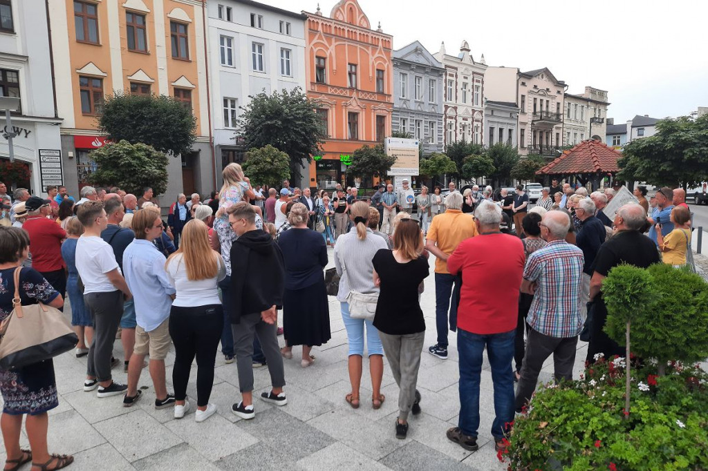 Brodnica. Pikieta na Dużym Rynku w obronie TVN [ZDJĘCIA]